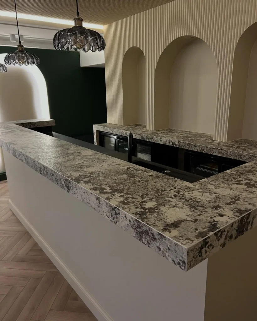 Bar en céramique dans l'hôtel Art et Terroir à Gevrey-Chambertin