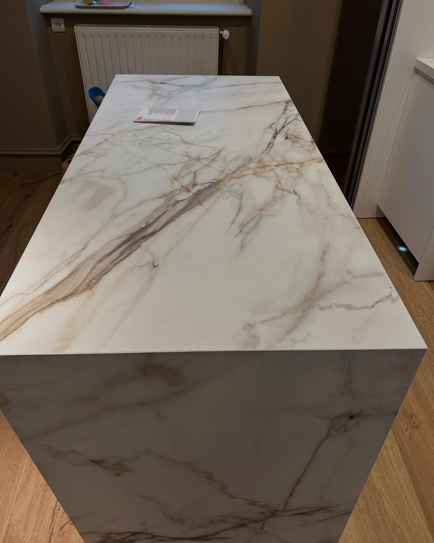 Ilôt de cuisine céramique Xstone modèle Calacatta Gold finition mat