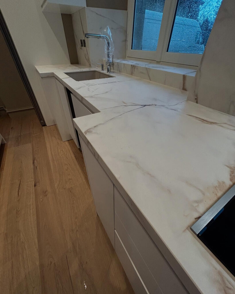 Plan de travail pour cuisine en Calacatta Gold Xstone