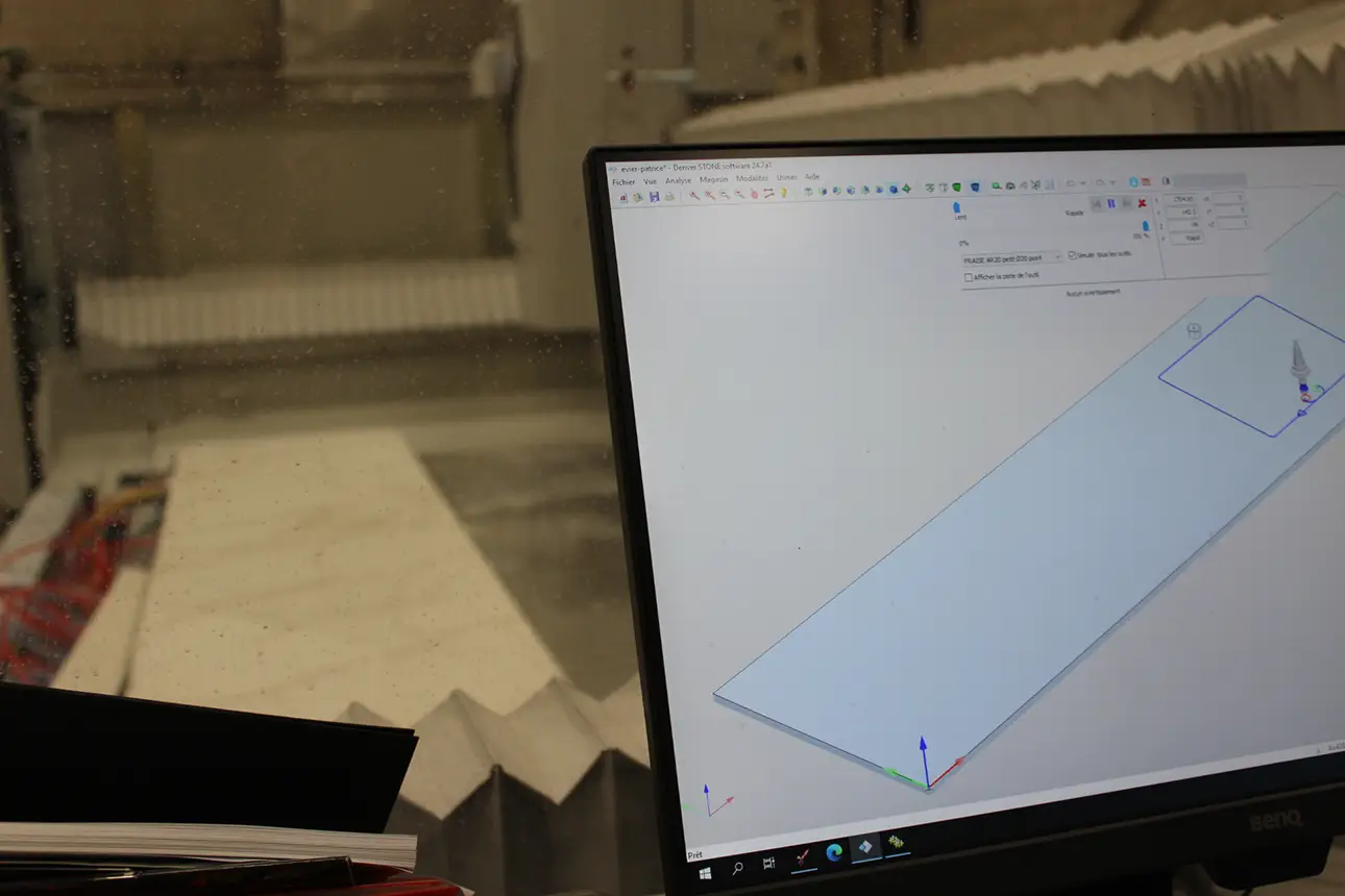 Façonnage d'un plan de travail en cours grâce au centre numérique.
