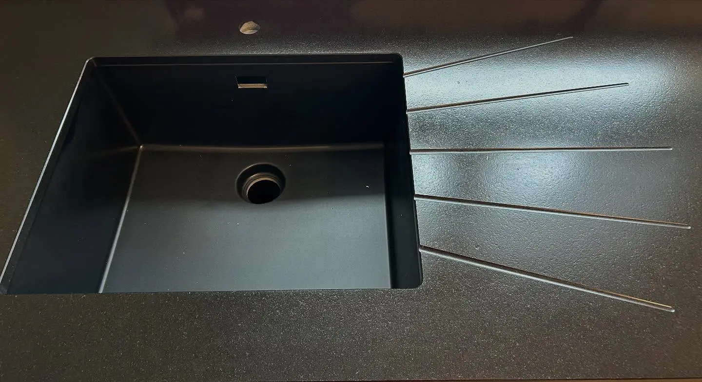 Évier en granit noir zimbabwe finition cuir et rainurage en éventail pour l'égouttoir