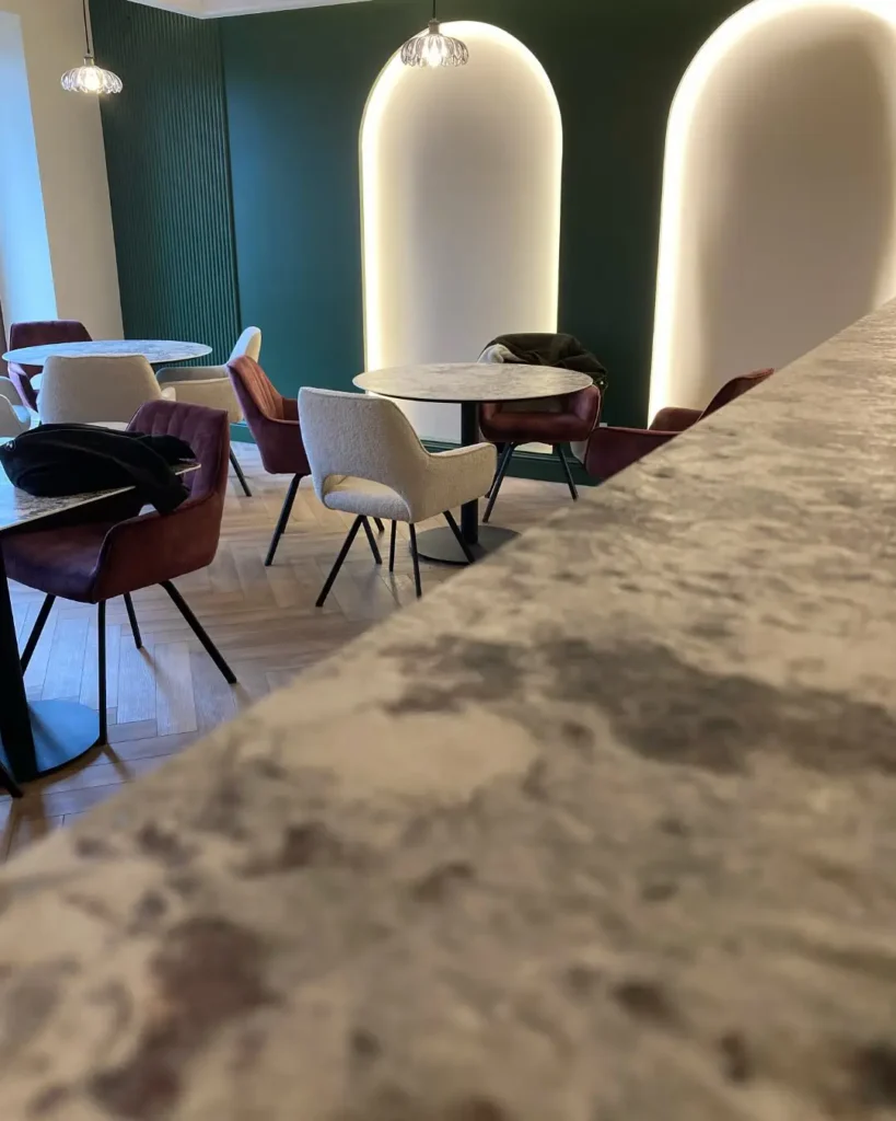 Bar en céramique dans un hôtel