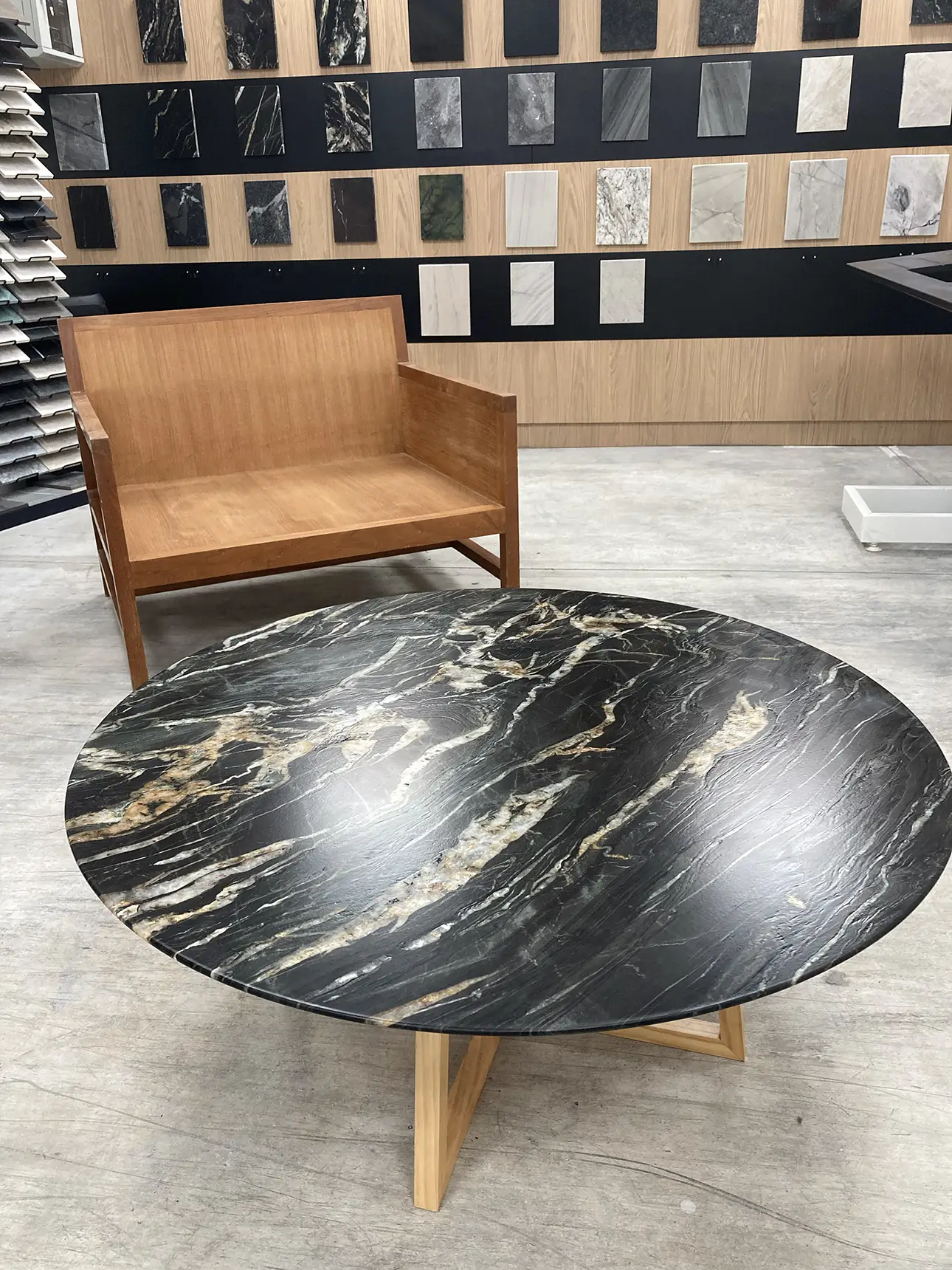 Une table avec un plateau façonné en rond dans une tranche de granit belvédère