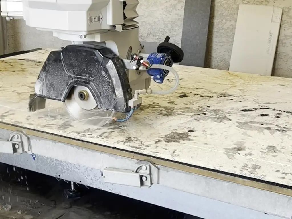 Façonnage d'une tranche de granit Blanc austral