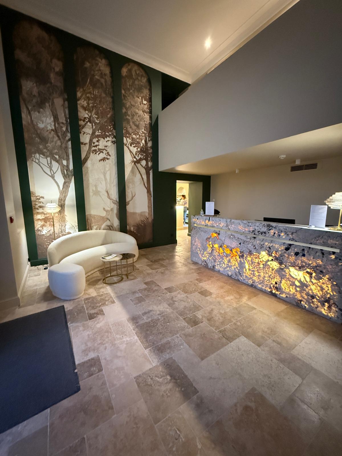 Banque d'accueil d'un hôtel en quartzite Patagonia rétroéclairé